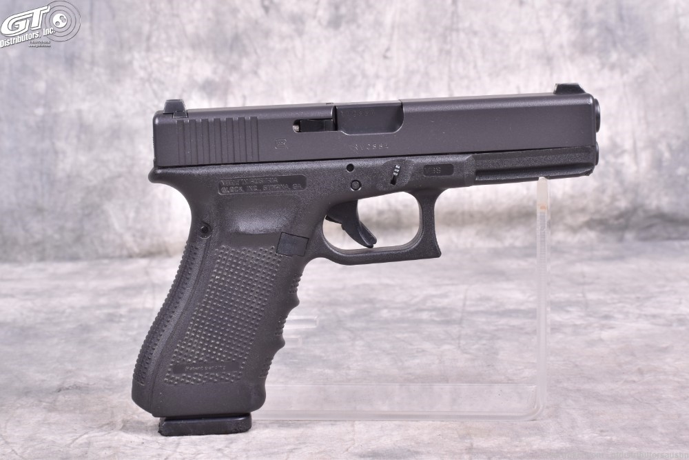 Glock 17 GEN 4 9mm with case and three magazines-img-2