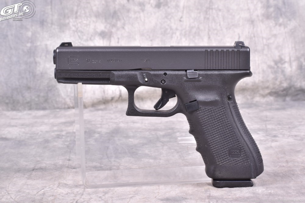 Glock 17 GEN 4 9mm with case and three magazines-img-1