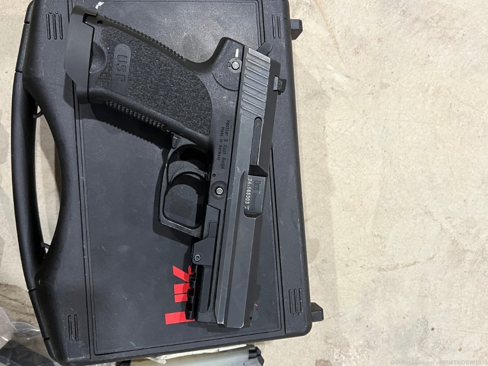 USP 9mm Full Size With Trijicon Night Sights and 10 Magazines-img-4