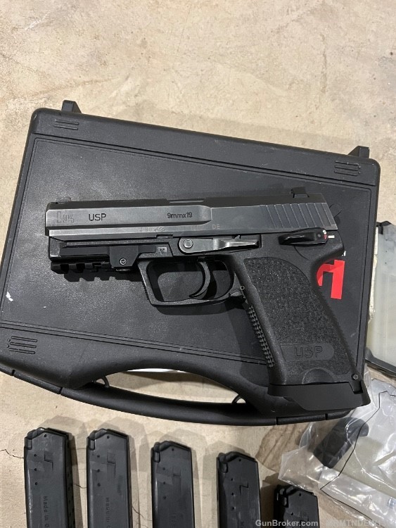 USP 9mm Full Size With Trijicon Night Sights and 10 Magazines-img-3