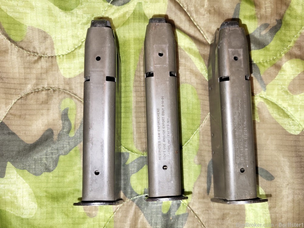 One Sig Sauer P226 .357 / .40 12 Round Magazine Made in Italy-img-1