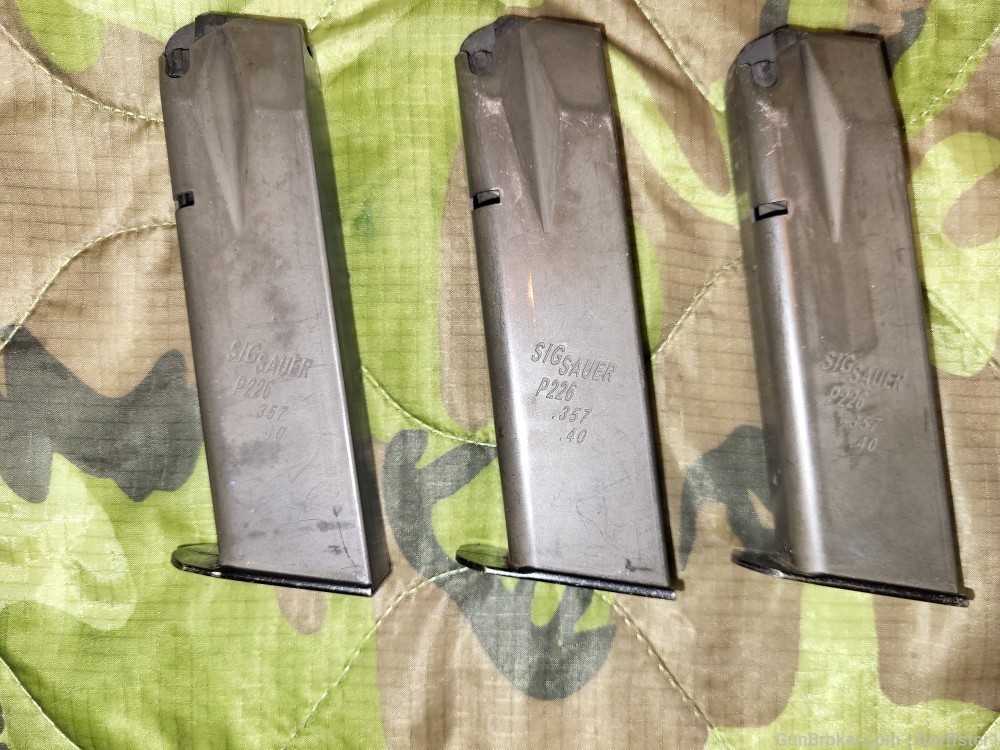 One Sig Sauer P226 .357 / .40 12 Round Magazine Made in Italy-img-2