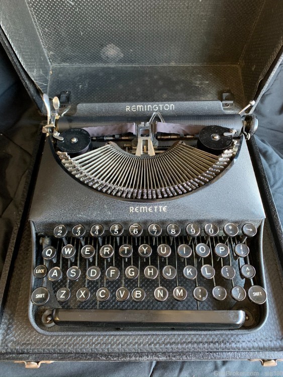 WWII 1940s REMINGTON REMETTE TYPEWRITER WITH  CASE-img-1
