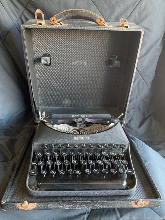 WWII 1940s REMINGTON REMETTE TYPEWRITER WITH  CASE-img-0