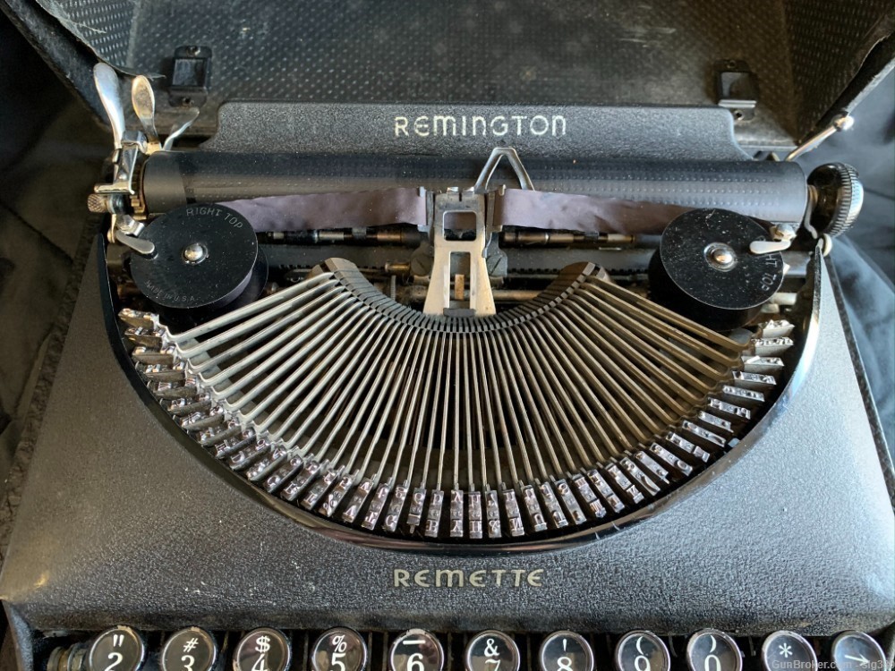 WWII 1940s REMINGTON REMETTE TYPEWRITER WITH  CASE-img-2