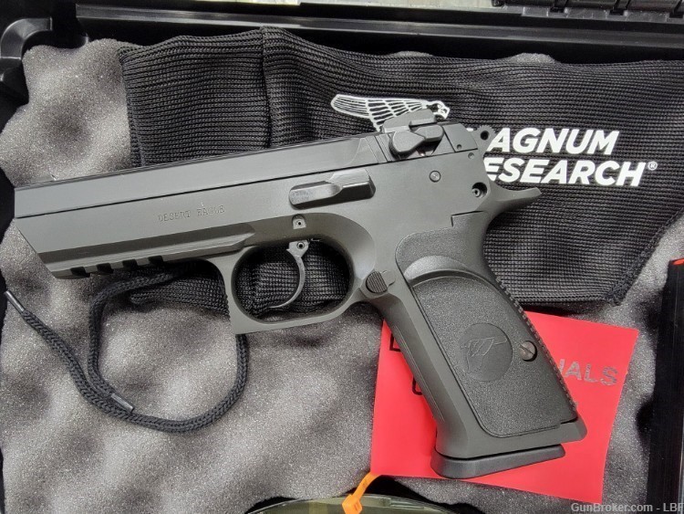 Magnum Research Baby Eagle III 9mm, 4.52" BBL, 2 magazines & gun sock -img-1