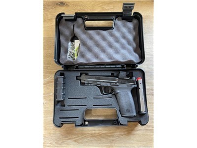 SMITH AND WESSON M&P5.7 5.7 X 28MM with Holosun EPS
