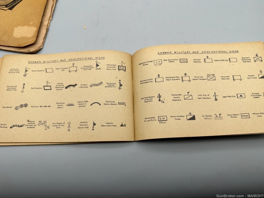 WW2 US Army Books on German Army Uniforms Intelligence data Badges ID 1943-img-22