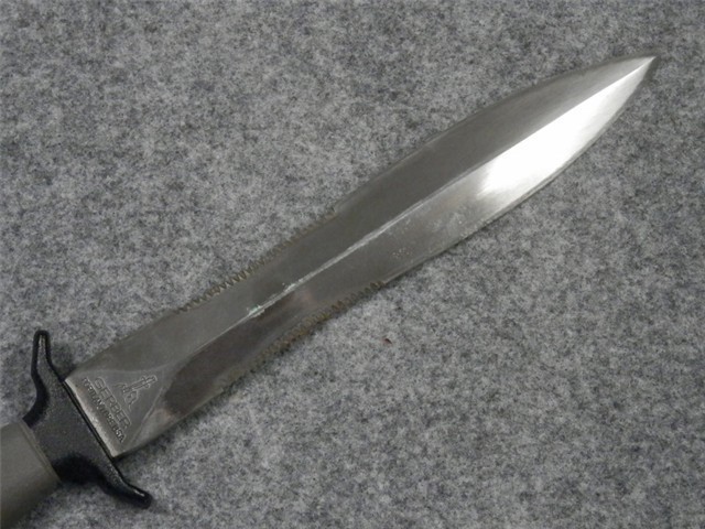 GERBER MARK II SURVIVAL KNIFE WITH SHEATH (1975)-img-11