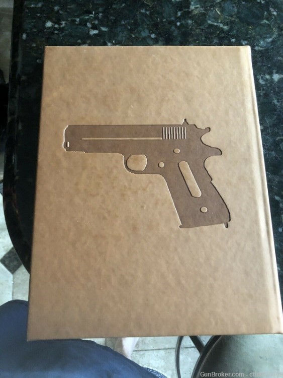 U.S. General Officer Pistols: A Collector’s Guide LEATHER BINDING WITH CASE-img-4