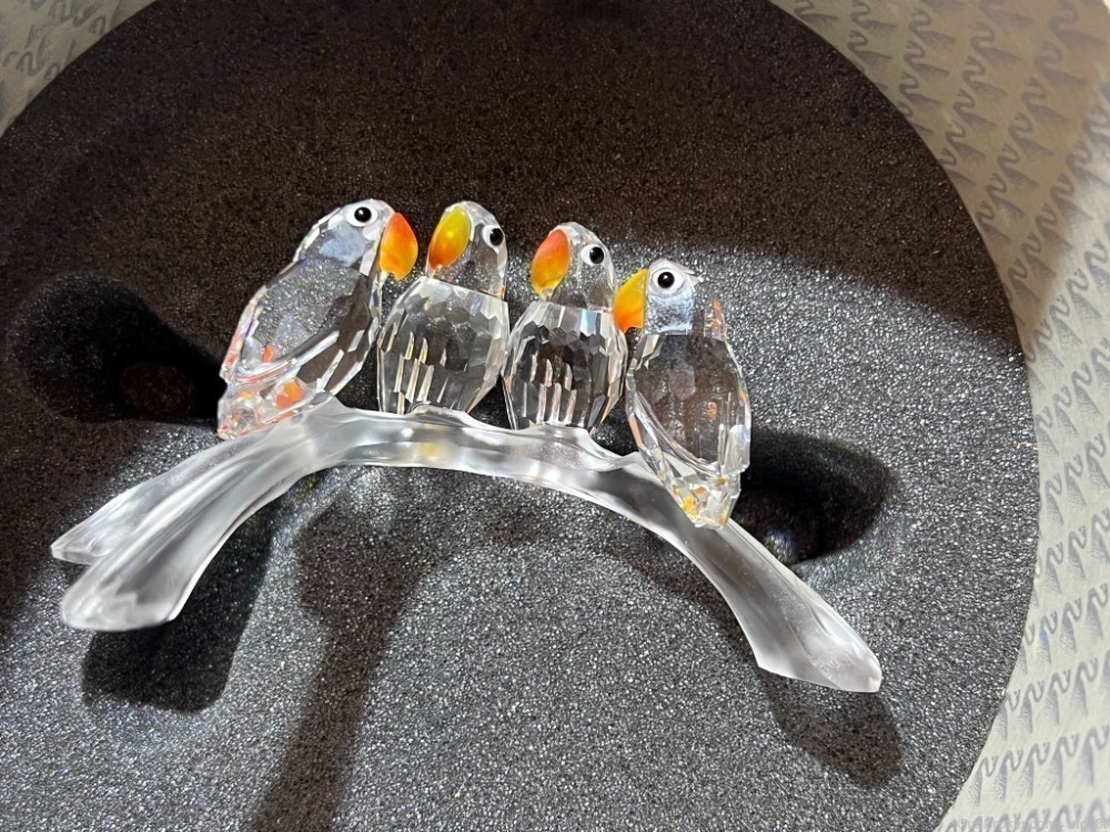 VINTAGE SWAROVSKI CRYSTAL 4 PARROTS BIRDS ON A FROSTED BRANCH, IN BOX-img-5