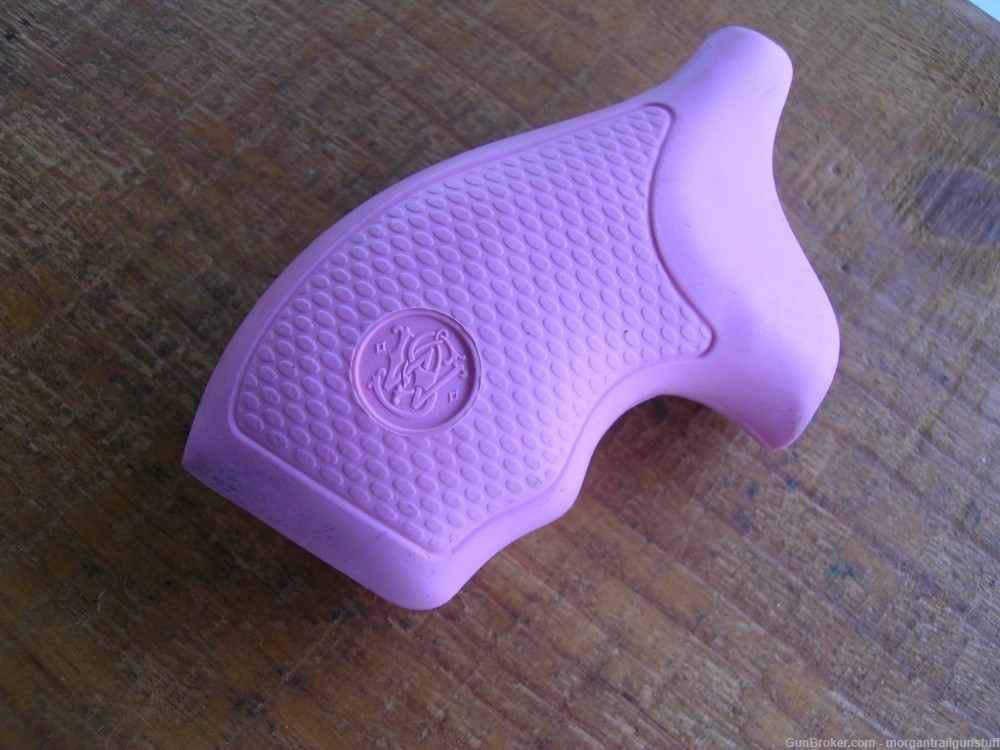 413120000 SMITH & WESSON J FRAME ROUND BUTT PINK RUBBER GRIPS -img-1