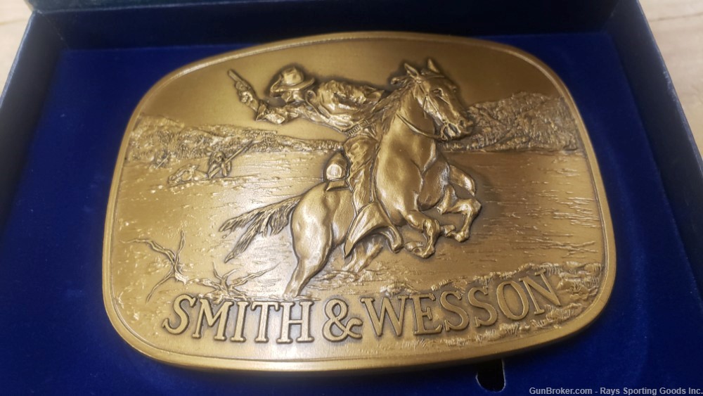 Smith & Wesson "The Hostiles" Belt Buckle - 1975 - New Old Stock-img-1