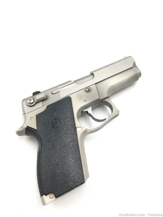 Smith and Wesson 669 9mm Semi-Auto Pistol with one 12 round magazine -img-1