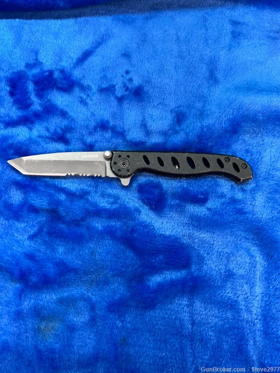 Gerber EVO 4660920A black single blade locking knife with a metal belt clip-img-0