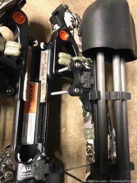 Ravin Crossbow Top-Mount Quiver alternate MOVES QUIVER TOP OF LIMBS raven-img-1