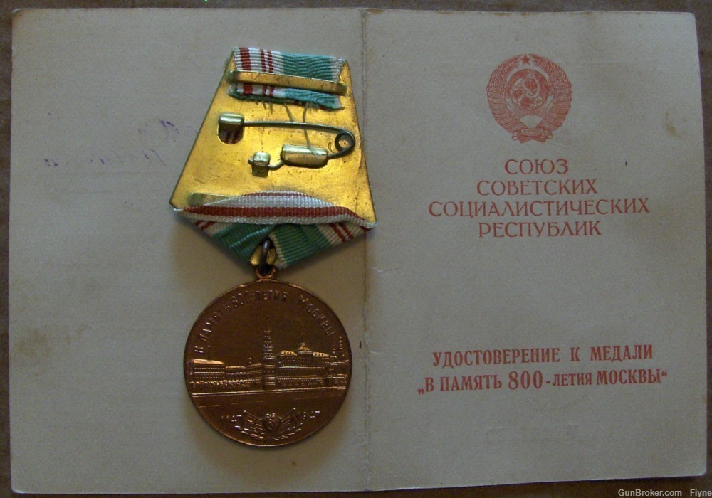 Original Soviet- Russian Medal  800th Anniversary of Moscow with award book-img-1