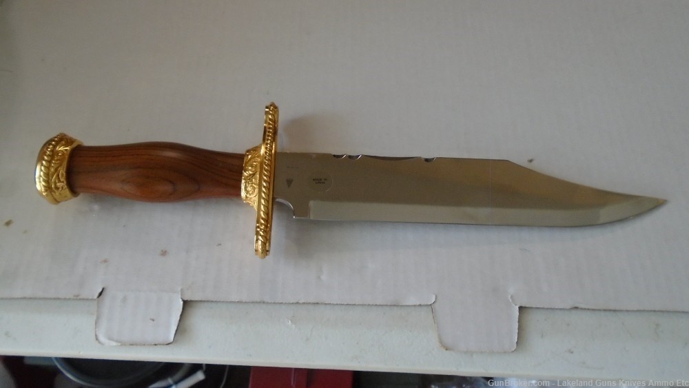Super Rare John Wayne Commemorative Bowie Knife! Sold for $956+!-img-37