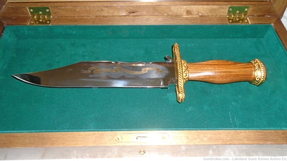 Super Rare John Wayne Commemorative Bowie Knife! Sold for $956+!-img-29