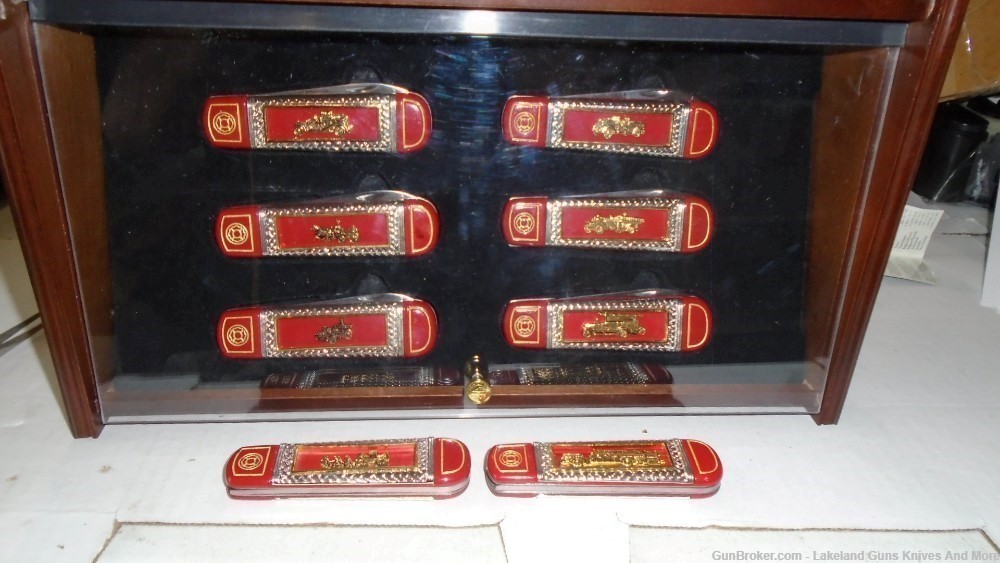 FRANKLIN MINT THE OFFICIAL FIREFIGHTERS COLLECTOR KNIFE SET W DISPLAY CASE-img-12