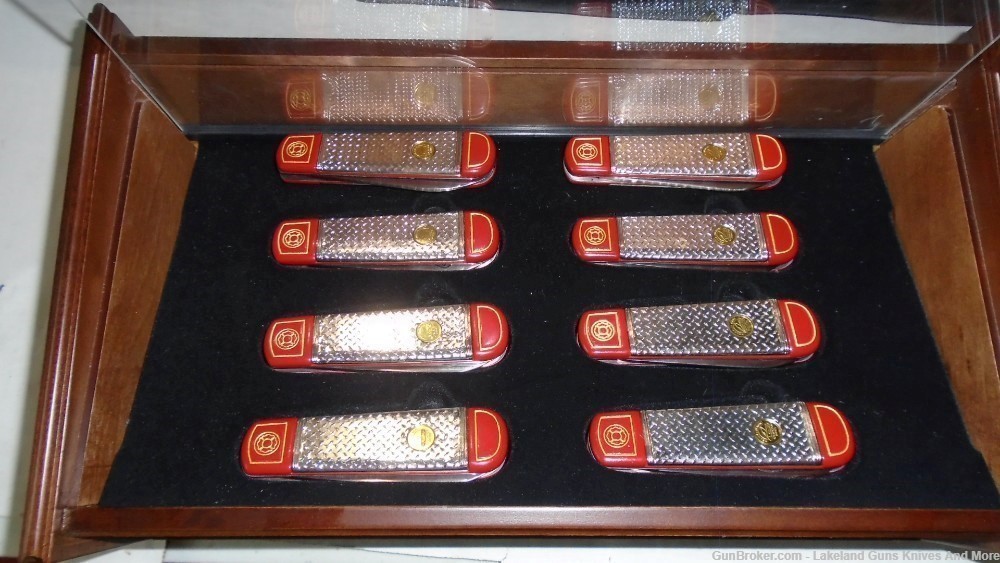 FRANKLIN MINT THE OFFICIAL FIREFIGHTERS COLLECTOR KNIFE SET W DISPLAY CASE-img-4