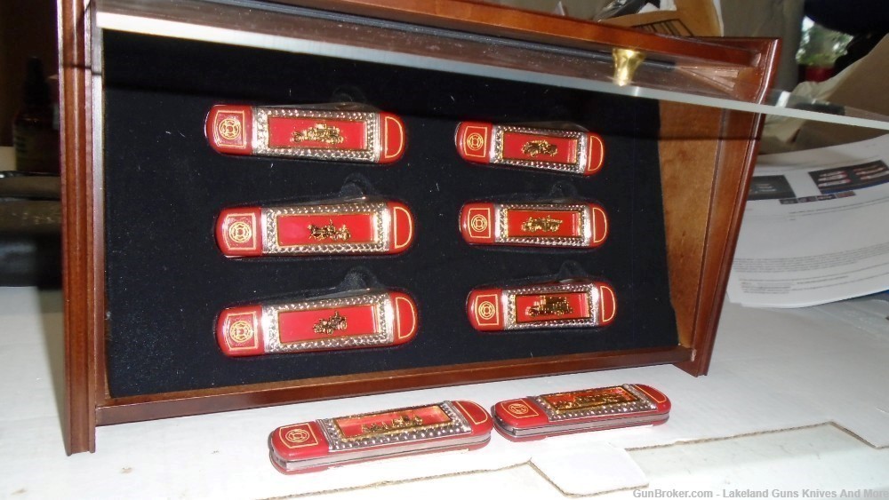 FRANKLIN MINT THE OFFICIAL FIREFIGHTERS COLLECTOR KNIFE SET W DISPLAY CASE-img-9