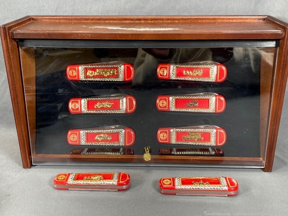 FRANKLIN MINT THE OFFICIAL FIREFIGHTERS COLLECTOR KNIFE SET W DISPLAY CASE-img-3