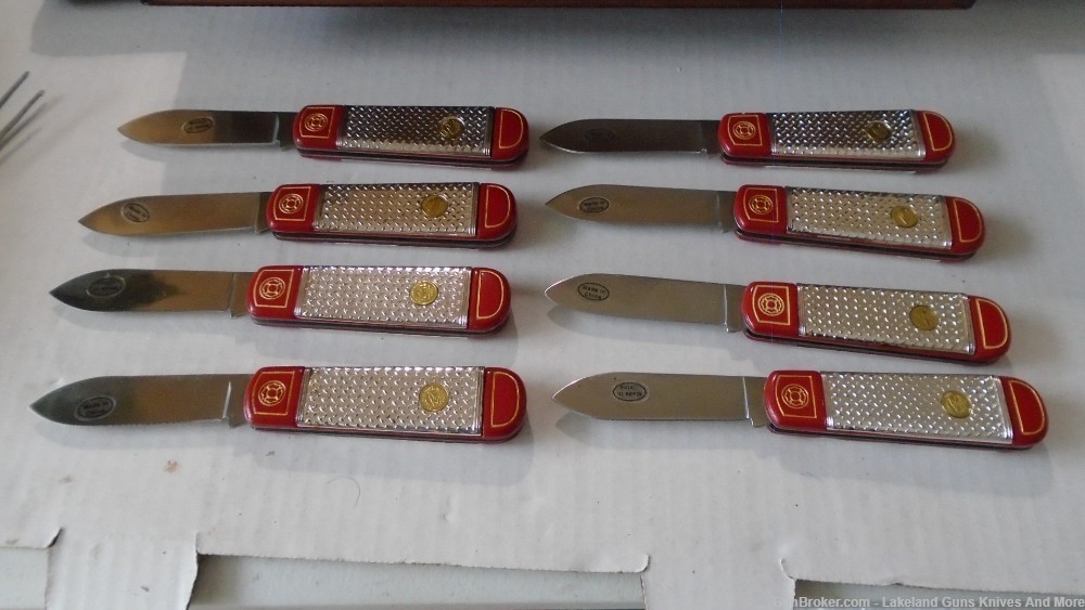 FRANKLIN MINT THE OFFICIAL FIREFIGHTERS COLLECTOR KNIFE SET W DISPLAY CASE-img-34