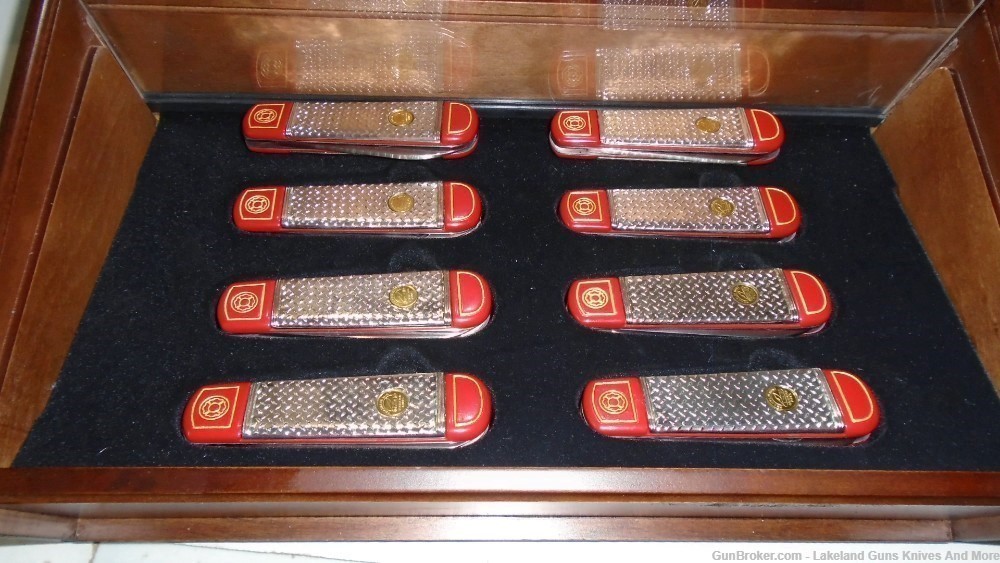 FRANKLIN MINT THE OFFICIAL FIREFIGHTERS COLLECTOR KNIFE SET W DISPLAY CASE-img-5