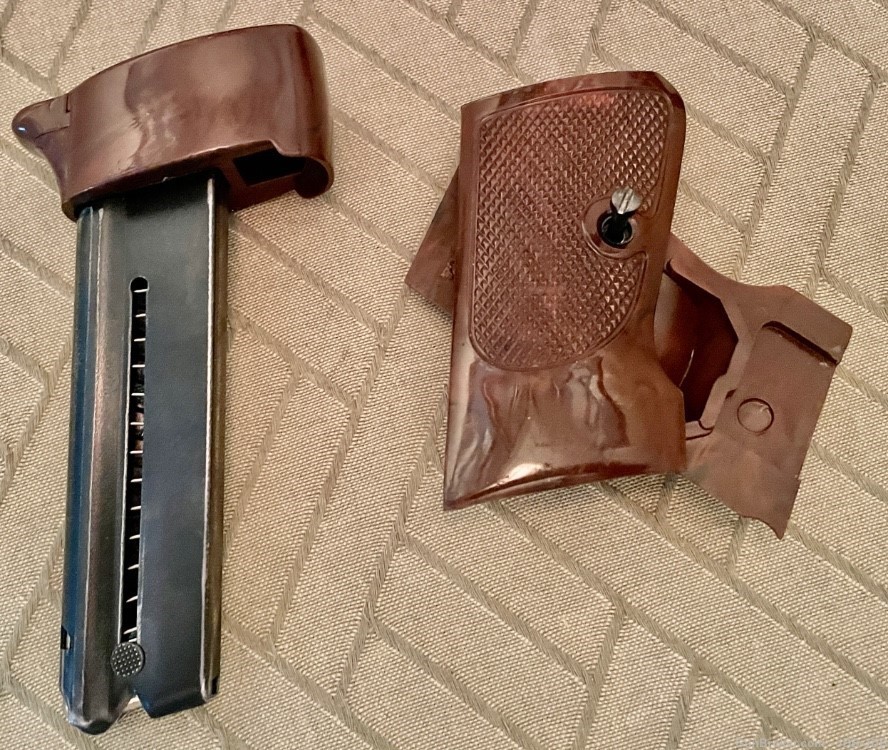 WALTHER PP POST WAR TARGET GRIPS AND .22 CAL. MAGAZINE-img-0