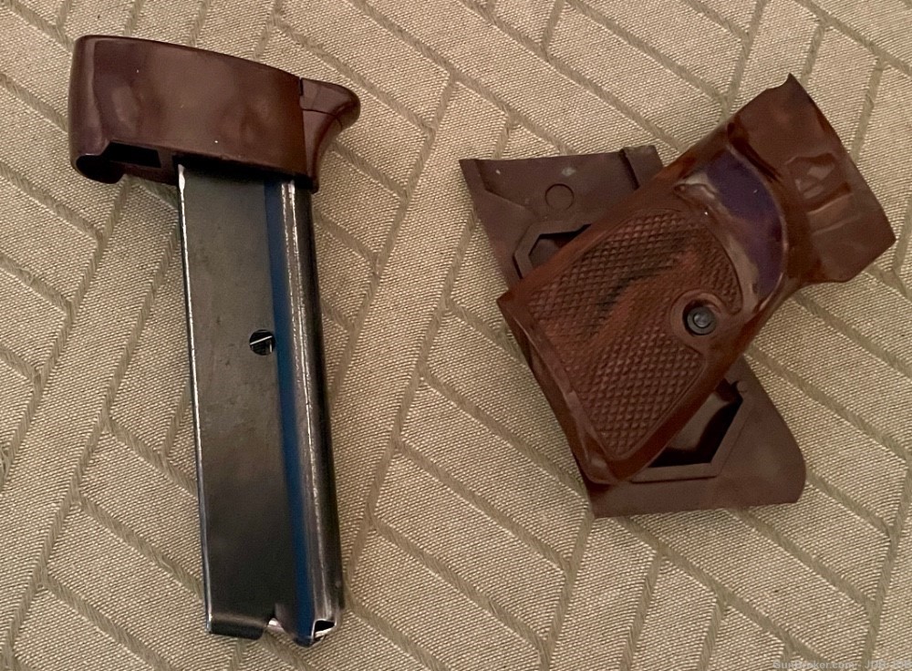 WALTHER PP POST WAR TARGET GRIPS AND .22 CAL. MAGAZINE-img-5