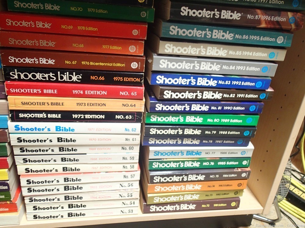 SHOOTERS BIBLE 1962 TO 1997 36 BOOKS MINT CONDITION-img-2