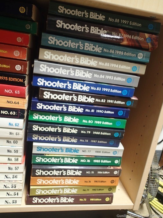 SHOOTERS BIBLE 1962 TO 1997 36 BOOKS MINT CONDITION-img-1
