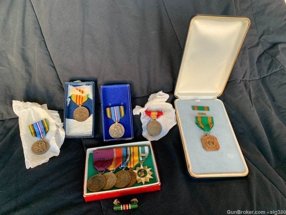 LARGE COLLECTION OF US VIETNAM ARMY & NAVY MEDALS-img-0