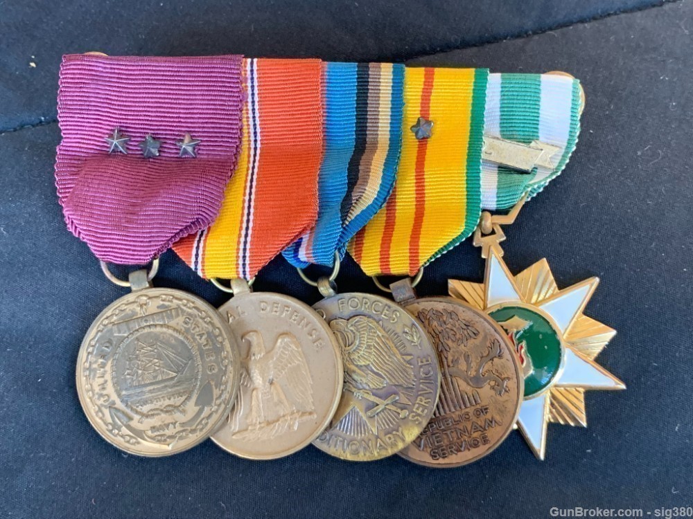 LARGE COLLECTION OF US VIETNAM ARMY & NAVY MEDALS-img-6