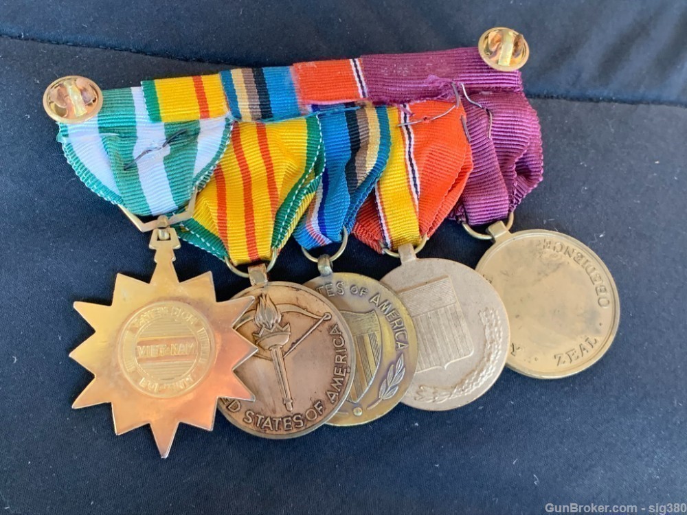 LARGE COLLECTION OF US VIETNAM ARMY & NAVY MEDALS-img-7