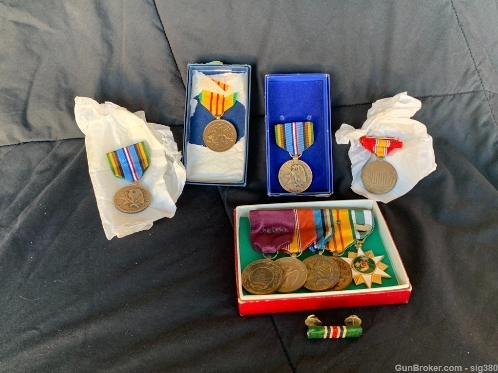LARGE COLLECTION OF US VIETNAM ARMY & NAVY MEDALS-img-4