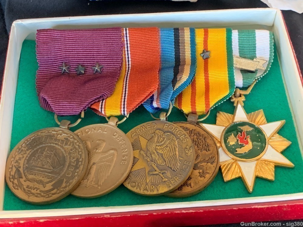 LARGE COLLECTION OF US VIETNAM ARMY & NAVY MEDALS-img-5