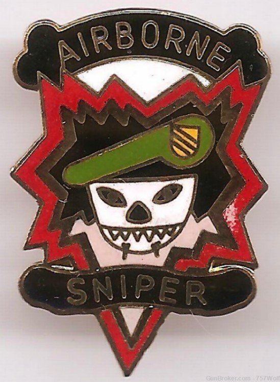 Vtg US Army Special Forces Green Berets Airborne Sniper 1 1/4" DI Crest Pin-img-0