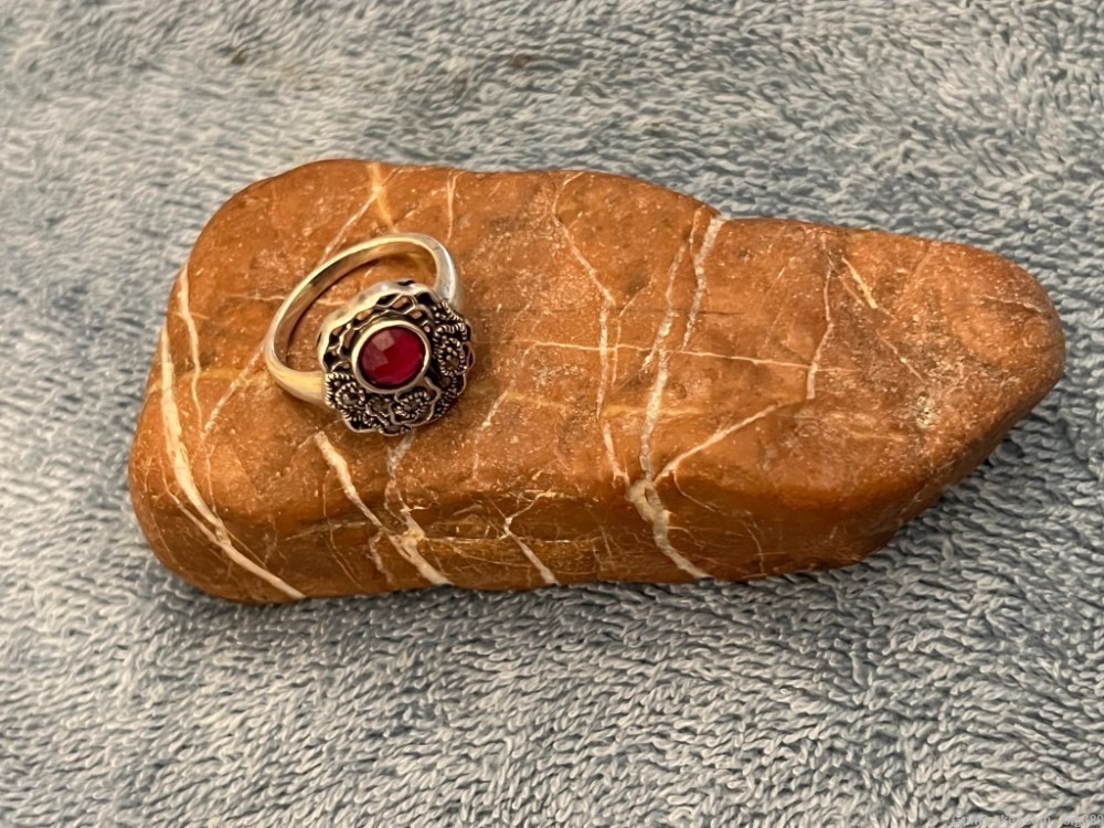 VINTAGE 1970s STERLING SILVER RUBY RING, 4 GRAMS-img-0