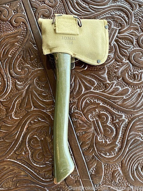 WW2 AXE WITH WW2 CASE IN NICE CONDITION DATED 1944-img-1