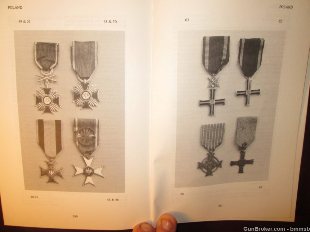 VERNON'S COLLECTORS' GUIDE TO ORDERS, MEDALS, & DECORATIONS-img-11