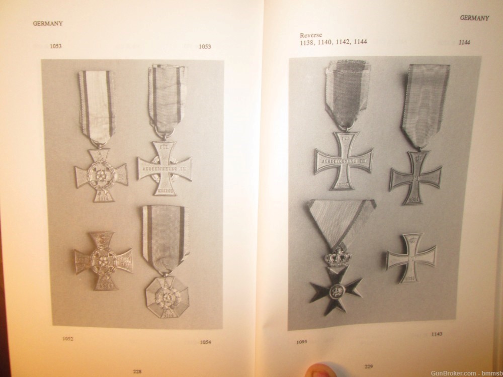 VERNON'S COLLECTORS' GUIDE TO ORDERS, MEDALS, & DECORATIONS-img-6