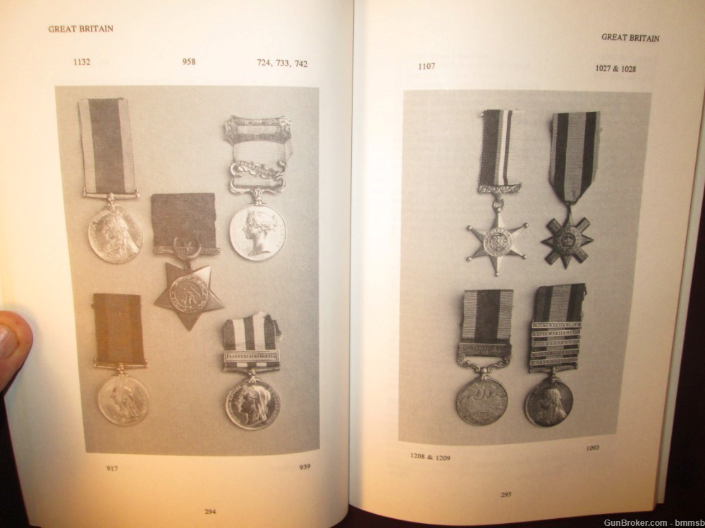 VERNON'S COLLECTORS' GUIDE TO ORDERS, MEDALS, & DECORATIONS-img-8