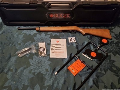 Ruger 10/22 Carbine 31128 w/ Spinner Target & Hard Case