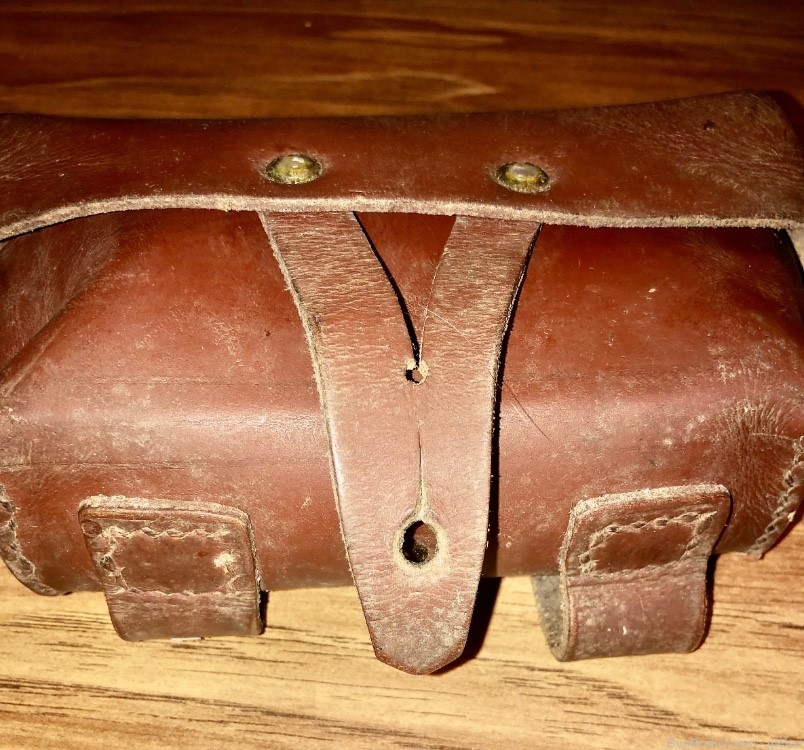ROMANIAN  SKS AND M44 MOSIN NAGANT LEATHER STRIPPER CLIP ammo POUCH.-img-0