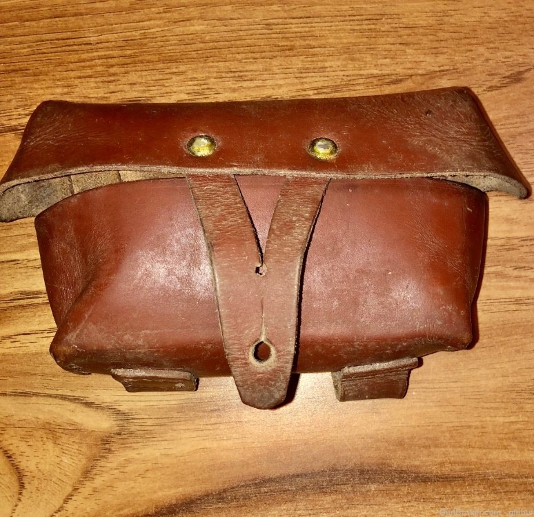 ROMANIAN  SKS AND M44 MOSIN NAGANT LEATHER STRIPPER CLIP ammo POUCH.-img-2