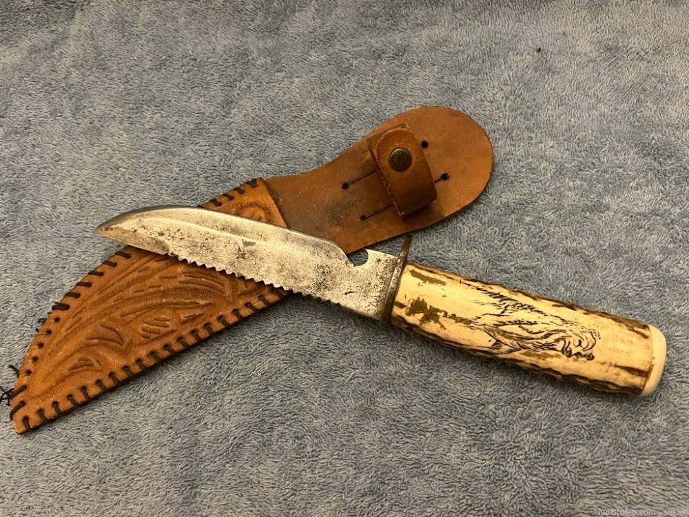 VINTAGE HUNTING KNIFE WITH CUSTOM BONE CARVED SCRIMSHAW BEAR HANDLE W/ SCAB-img-3