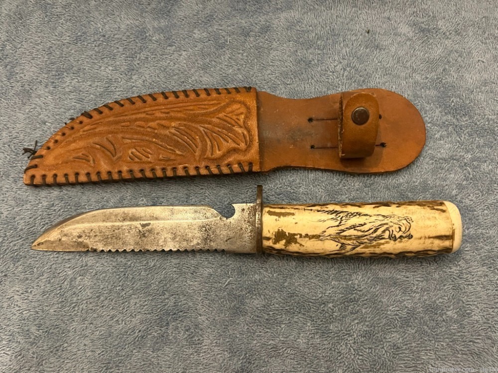 VINTAGE HUNTING KNIFE WITH CUSTOM BONE CARVED SCRIMSHAW BEAR HANDLE W/ SCAB-img-1