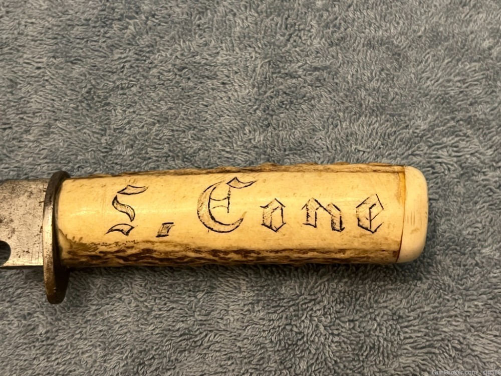 VINTAGE HUNTING KNIFE WITH CUSTOM BONE CARVED SCRIMSHAW BEAR HANDLE W/ SCAB-img-9